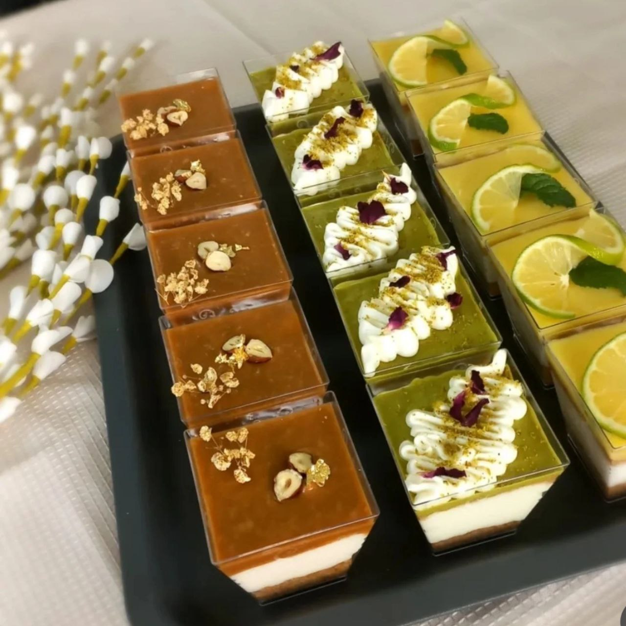Plateau de desserts élégants - Caramel, pistache et citron